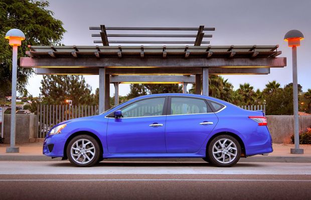 Gallery 2013 Nissan Sentra Driving