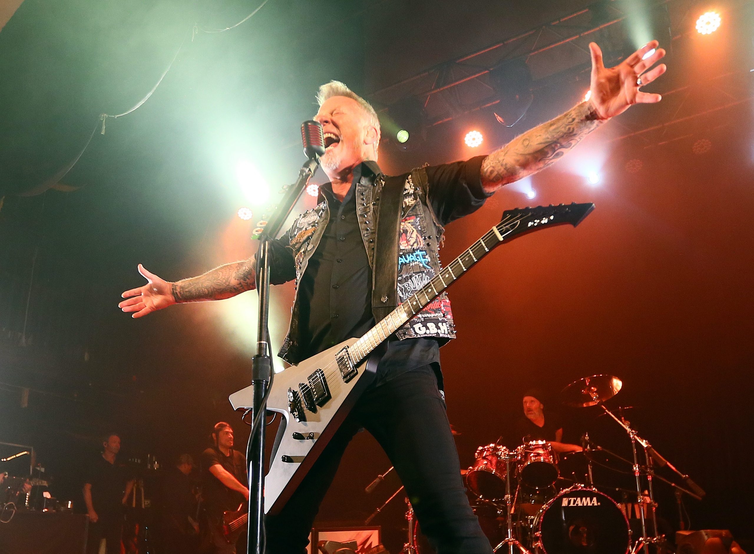 Woman gives birth at Metallica show in Brazil