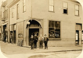 A group of men outside the Cosmopolitan Hotel on Cordoba Street in the late 1880s.