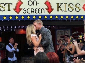 Sean and Lindsey lock lips to land in the record book on this week's episode of The Bachelor.