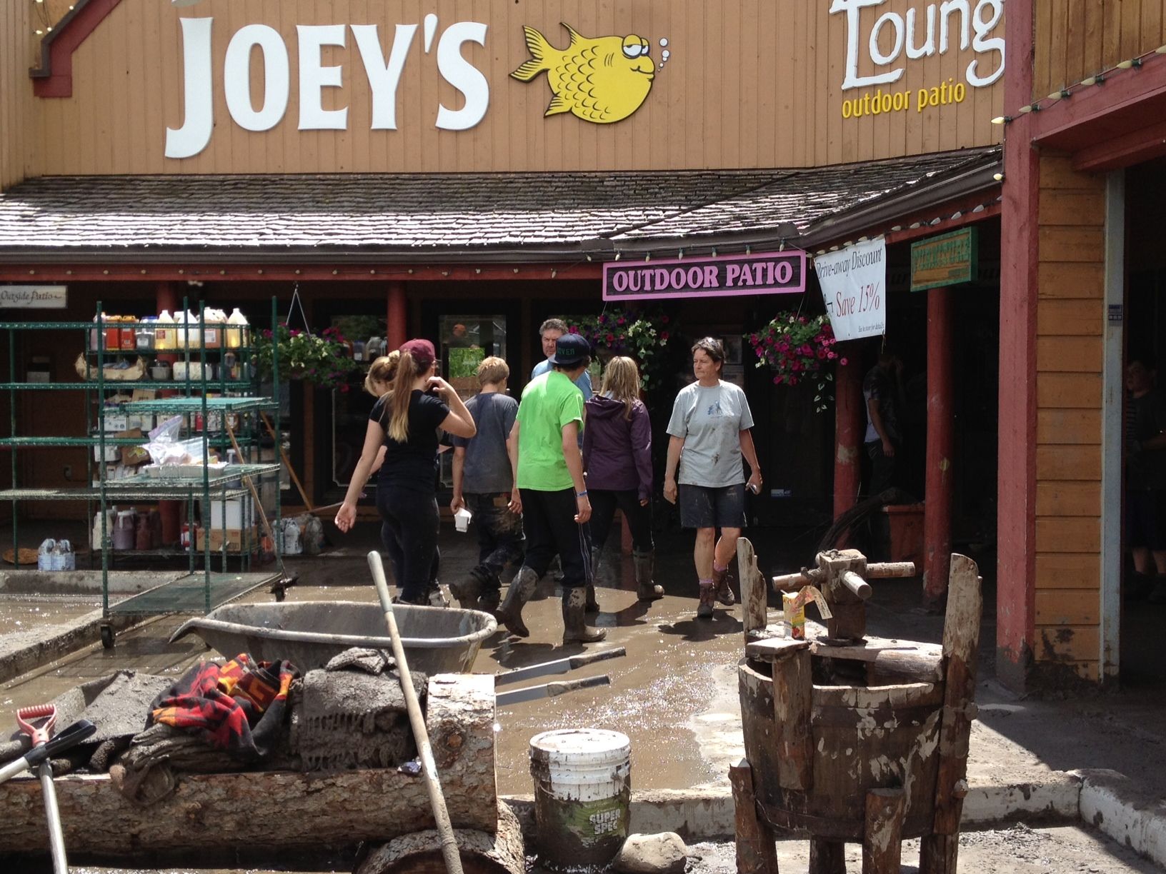 Volunteers pitch in during cleanup efforts in Bragg Creek. (Michele Jarvie/Calgary Herald)