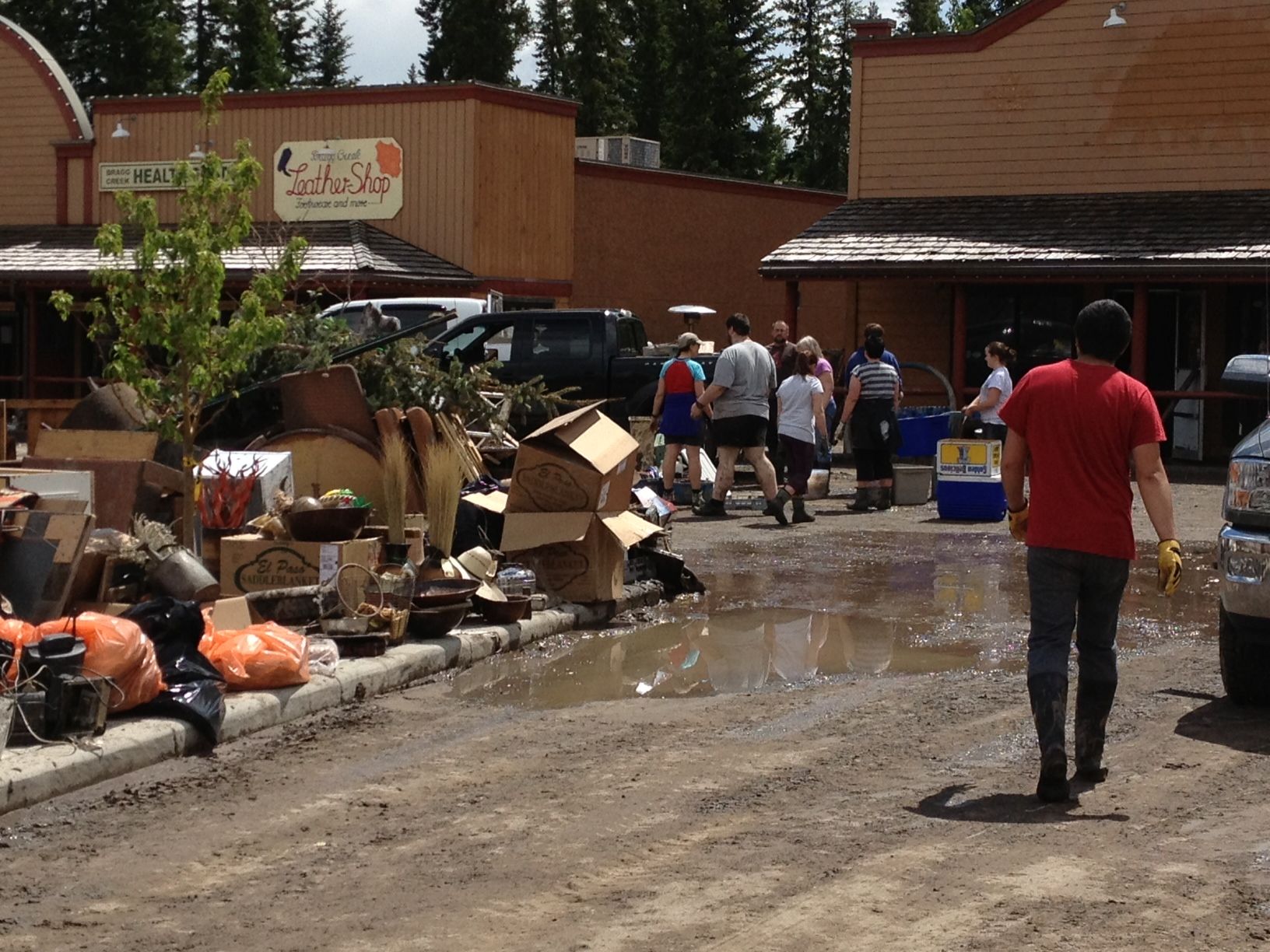 Flood debris is piled up as cleanup efforts are underway in Bragg Creek. (Michele Jarvie/Calgary Herald)