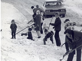 Housewives in Vista Heights team up to remove snow and ice in 1972.