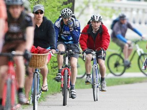 Cyclists on the Bow River pathway, 2009. Ted Rhodes/Herald