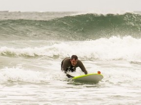 The soundtrack to Rex and Bob's attempts at surfing? Wipeout. The pair took TWO penalties rather than finish challenges on this week's episode of The Amazing Race Canada.