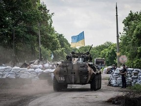 Ukrainian soldiers stand guard at a checkpoint not far from Slavyansk, Ukraine, 13 May 2014. Six Ukrainian soldiers were killed and eight injured in an ambush by pro-Russian separatists near Slavyansk, the Defence Ministry in Kyiv said on 13 May 2014.