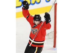 Paul Byron has re-signed with the Calgary Flames.