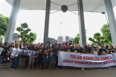 Parents hold a rally to support Canadian teacher Neil Bantleman and co-accused Indonesian teaching assistant Ferdinand Tjiong at the South Jakarta court.