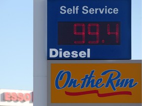 Colleen De Neve/ Calgary Herald CALGARY, AB --NOVEMBER 4, 2014 --Gas prices dipped below $1 in the Northwest of Calgary on November 5, 2014. (Colleen De Neve/Calgary Herald) (For City story by NONE) 00060238A SLUG: Gas Prices