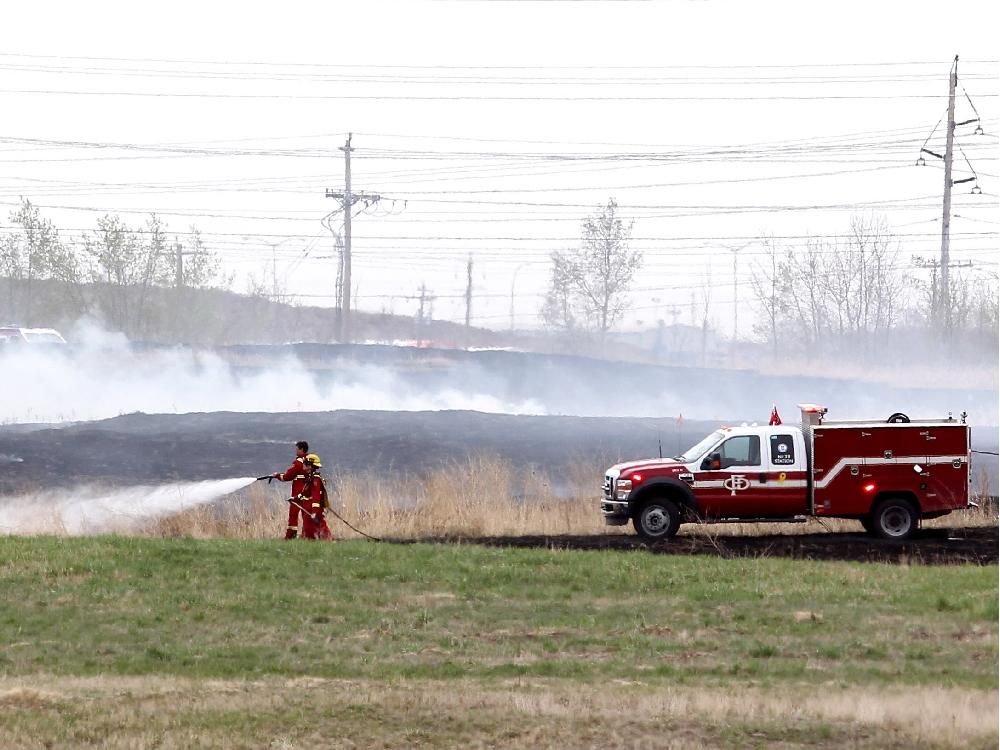 Wind fuelling grassfire in southeast Calgary Calgary Herald