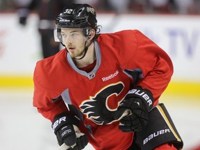 Paul Byron avoided a salary arbitration hearing with the Flames, agreeing to a one-year, $900,000 contract on Sunday.