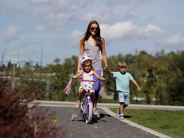 Allison Davis enjoys the warm day in Calgary with her children Chantelle, 4, and Ryder, 4, on September 1, 2015.