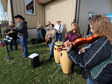 Gavin Young, Calgary Herald
Musicians sing at the Withrow Gospel Mission prior to a balloon release in memory of the three Bott sisters; Catie, 13, Dara, 11, and Jana, 11,  who died in a tragic farm accident earlier in the week.