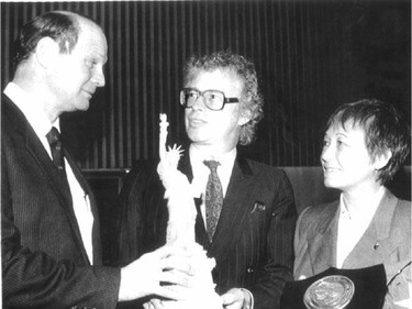KEN TAYLOR, FORMER CANADIAN AMBASSADOR TO IRAN AND CONSUL GENERAL TO NEW YORK (CENTRE) IS HANDED A REPLICA OF THE STATUE OF LIBERTY BY FORMER COMMISSIONER ALAN C. NELSON IN NEW YORK ON DEC. 13, 1985. TAYLOR'S WIFE, PATRICIA, HOLDS A PLAQUE AND THE AMERICAN FLAG AT RIGHT. (HERALD FILE PHOTO)
PUBLISHED MARCH 3, 1998 - PAGE A11