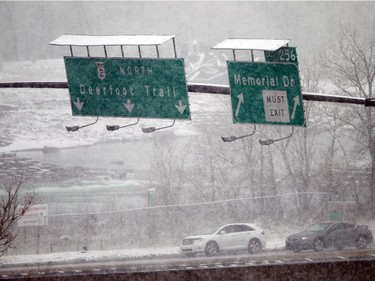 CALGARY, ; NOVEMBER 02, 2015  --     A sudden dump of snow has left Calgary and the surrounding area covered in a blanket of white on November 2, 2015. (Lorraine Hjalte/Calgary Herald) For News story by . Trax # 00069794B