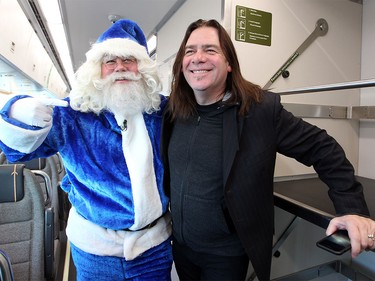 WestJet's Blue Santa struck a pose with former Great Big Sea lead singer Alan Doyle who he ran into on the UPTrain heading into downtown Toronto on Dec. 9, 2015 during the 12,000 Mini Miracle day.