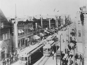 STREETCARS DOMINATE A BUSY 8TH AVENUE IN EARLY CALGARY. BY 1913, THE CITY HAD 90 KILOMETRES OF STREETCAR TRACKS.
