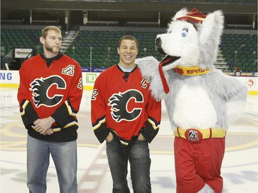 January 18, 2007: Give it a shot, a reading incentive program designed for grade 4, 5 and 6 students, officially launch its 11th year at the Pengrowth Saddledome.¤Left  Flames players, Robyn Regehr,  Jarome Iginla and Harvey the Hound kicked -off the launch at the Saddledome and then signed autographes for the kids.