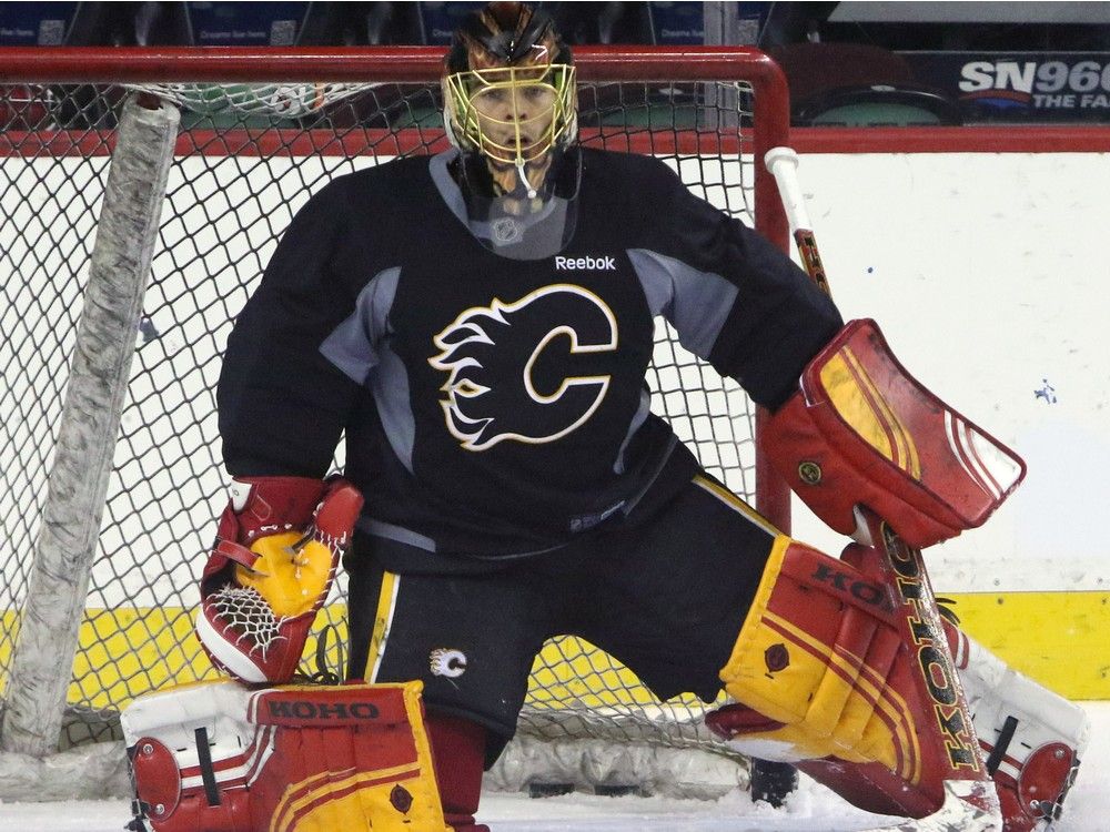 Flames' Hiller opts for clean look on mask