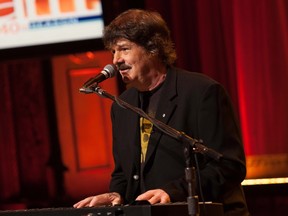 Burton Cummings will be inducted into the Canadian Music Hall of Fame at the 2016 Juno Awards in Calgary.