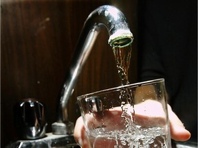 Local Input~ Windsor,Ont. Nov.2/04-Glass of water for illustration on safe drinking water.(Windsor Star-Tim Fraser); tap ; faucet      CAN BE USED FOR CANWEST WEEKLY FEATURES PACKAGE MARCH 23, 2009.             CNS-FEAT-WATER-BOTTLES