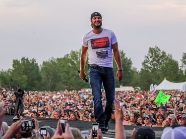 Luke Bryan wows the crowd at day 3 of Country Thunder at Prairie Winds Park in Calgary, Ab., on Sunday August 21, 2016. Mike Drew/Postmedia