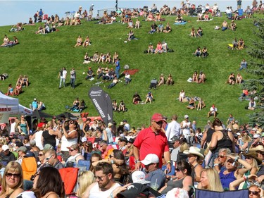 The hill starts to fill up at day 2 of Country Thunder at Prairie Winds Park in Calgary, Ab., on Saturday August 20, 2016. Mike Drew/Postmedia