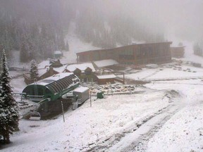 Twitter photo of snow coming down in Banff Sunday. (Courtesy @igluski)