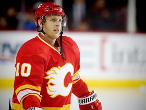 Calgary Flames Kris Versteeg during the pre-game skate before playing the St. Louis Blues in NHL hockey in Calgary, Alta., on Saturday, October 22, 2016. AL CHAREST/POSTMEDIA