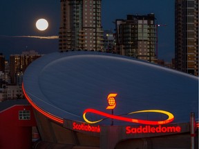 The super moon sets over the Saddledome in Calgary, Ab., on Monday November 14, 2016. Mike Drew/Postmedia
