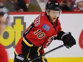The Calgary Flames' Kris Versteeg warms up before NHL action against the the Tampa Bay Lightning at the Scotiabank Saddledome on Wednesday December 14, 2016.