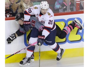 Calgary Hitmen's Andrew Fyten tangles with Regina Pats' Luc Smith at the Scotiabank Saddledome on Oct. 18, 2015. (File)