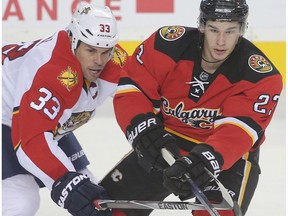 Sean Monahan from the Calgary Flames tangles with Willie Mitchell from the Florida Panthers at the Scotiabank Saddledome on Jan. 13, 2016. (File)