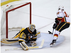 Calgary Flames' Kris Versteeg scores in a shootout against Pittsburgh Penguins goalie Matt Murray to cap a 3-2 win in Pittsburgh on Feb. 7, 2017. The Flames won 3-2. (AP Photo)