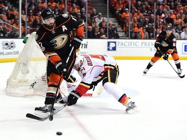 ANAHEIM, CA - APRIL 13:  Ryan Kesler #17 of the Anaheim Ducks passes the puck from Michael Stone #26 of the Anaheim Ducks during a 3-2 Ducks win in Game One of the Western Conference First Round during the 2017 NHL Stanley Cup Playoffs at Honda Center on April 13, 2017 in Anaheim, California.  (Photo by Harry How/Getty Images)