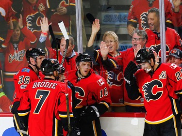 Calgary Flames Kris Versteeg celebrates with teammates after scoring against the Anaheim Ducks during the 2017 Stanley Cup playoffs in Calgary, Alta., on Monday, April 17, 2017. AL CHAREST/POSTMEDIA