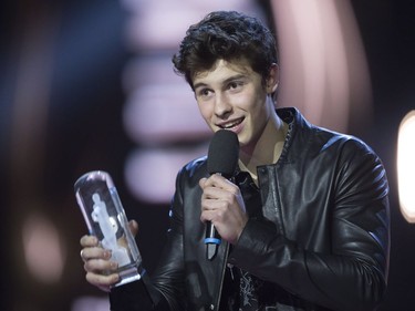 Shawn Mendes accepts the Juno award for Juno Fan Choice at the Juno awards show Sunday April 2, 2017 in Ottawa.