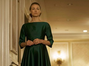 Yvonne Strahovski in Handmaid's Tale.