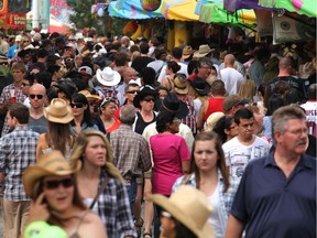 Crowds throng the midway at the Calgary Stampede in Calgary on July 14, 2012. The Stampede is hoping to break an attendance record this year. MIKE DREW/CALGARY SUN/QMI AGENCY
MIKE DREW, MIKE DREW/CALGARY SUN/QMI Agency