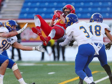 The U of C Dinos Hunter Karl catches a pass in the second half of the Hardy Cup on Saturday November 11, 2017. The Dinos won over the UBC Thunderbirds after Niko Difonte kicked a game-winning 59-Yard goal in the closing seconds to win the game 44-43.