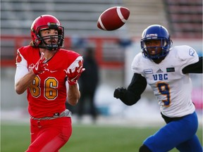 The U of C Dinos Hunter Karl catches a touchdown late in the second half of the Hardy Cup on Saturday November 11, 2017. The Dinos won over the UBC Thunderbirds after Niko Difonte kicked a game-winning 59-Yard goal in the closing seconds to win the game 44-43. Gavin Young/Postmedia Postmedia Calgary Gavin Young, Postmedia