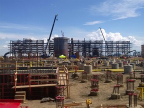 Gasifier unit under construction in July 2016 at Sturgeon Refinery.