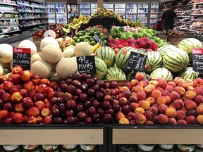 The federal government should stay the course on changes to the Canada Food Guide emphasizing fruit and vegetables, says a group of doctors and nutritionists.