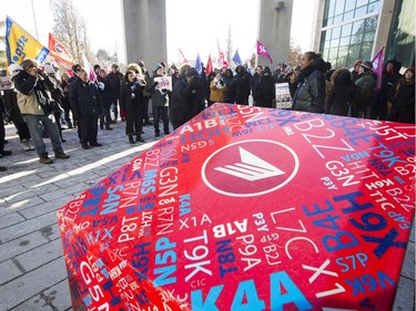 Allies of postal workers protest outside the Canada Post annual meeting in Ottawa. December 12, 2018. Errol McGihon/Postmedia