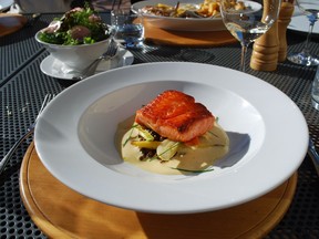 Hawke's Bay dining by the sea. Courtesy, Tourism New Zealand