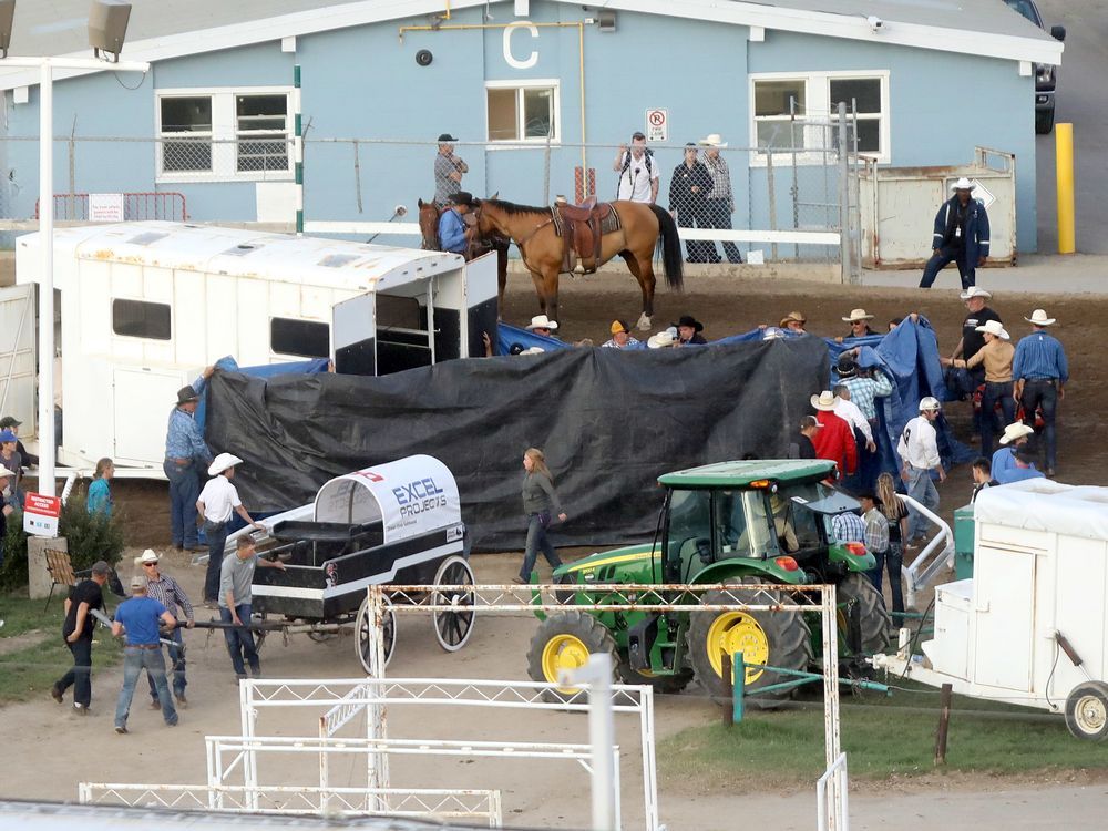 Chuckwagon crashes during Thursday s races at Calgary Stampede