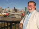 Barry Graham, arquitecto principal jubilado de Saddledome, posa frente al edificio en 2008. Graham murió en diciembre a la edad de 84 años.