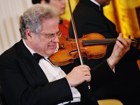Violinist Itzhak Perlman performs at a dinner in the East Room of the White House in Washington, DC. AFP PHOTO/Mandel NGAN