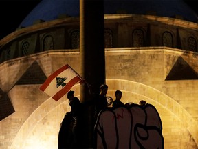 Protesters stand on the top of a structure at a demonstration during ongoing anti-government protests in Beirut, Lebanon November 17, 2019. REUTERS/Andres Martinez Casares ORG XMIT: GGGAMC01