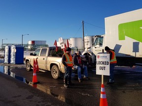 Unifor members protest outside a Federated Co-op Ltd. fuel terminal in Carseland, Ab. on Saturday, Jan. 25, 2020. The protests were in support of locked-out workers in Regina.